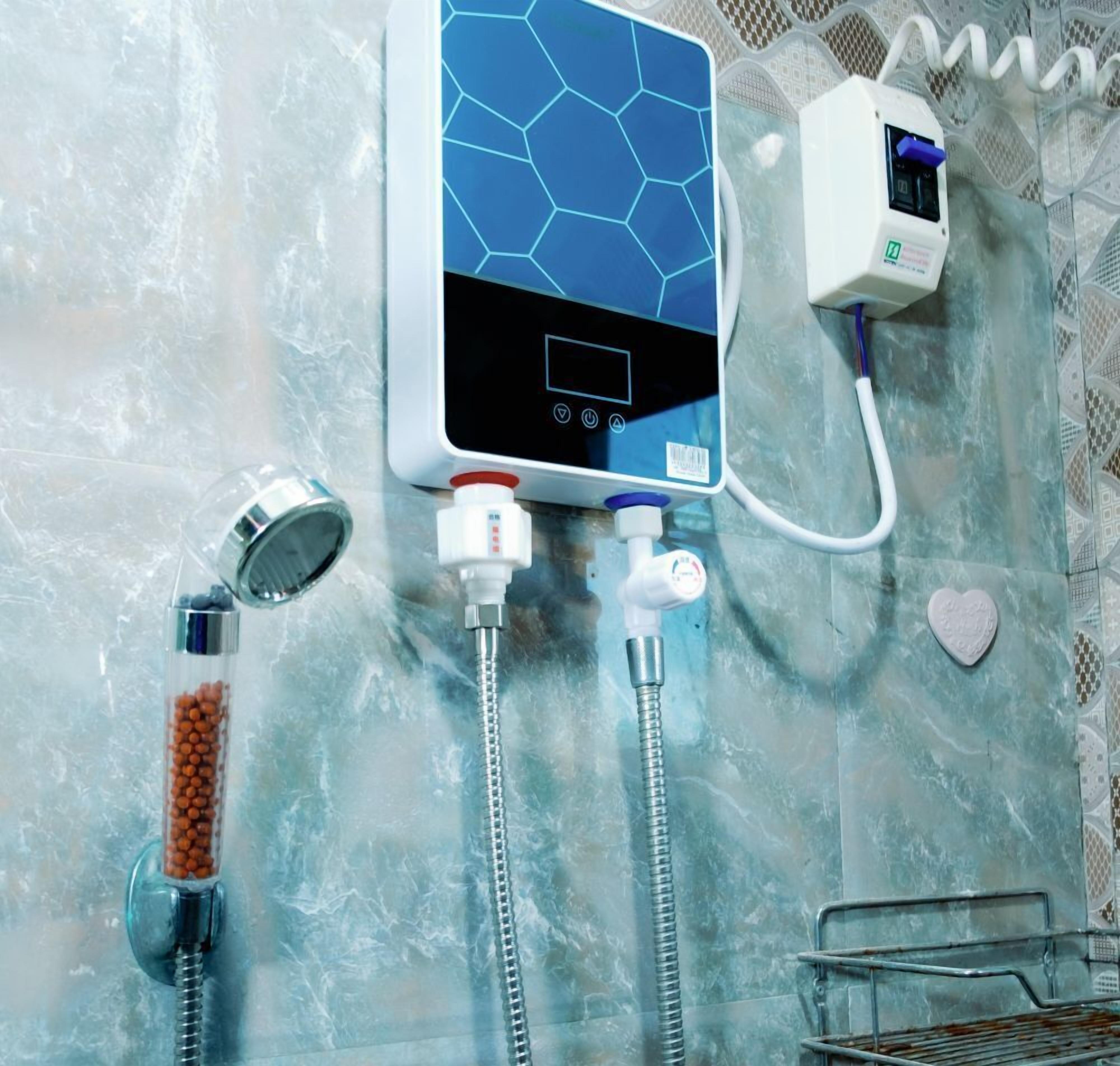 Ein Badezimmer mit digitaler Duschsteuerung, einer Handbrause und einem Wasserfiltersystem.