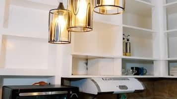 Refrigerador, horno, parrilla de estufa y utensilios de cocina