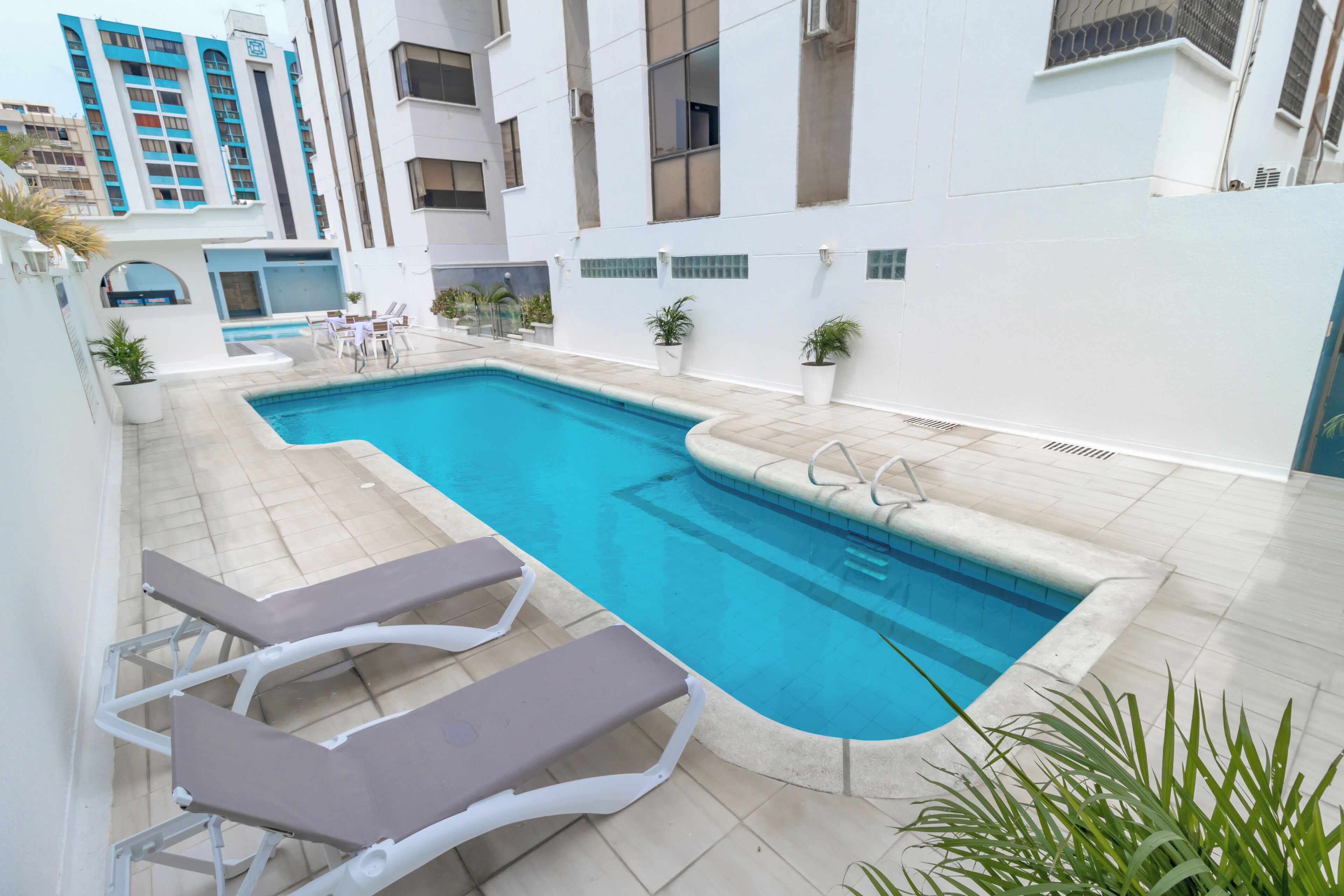 2 สระว่ายน้ำกลางแจ้ง