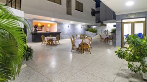 Outdoor dining - Hotel Axis Inn By GEH Suites (Santa Marta)