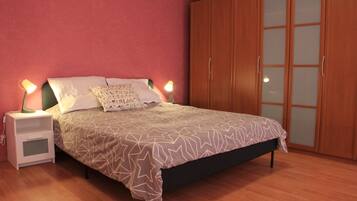 3 bedrooms, desk, iron/ironing board, free WiFi
