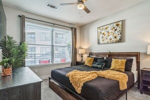 2 bedrooms, desk, iron/ironing board, WiFi