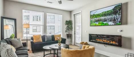 Televisión y chimenea