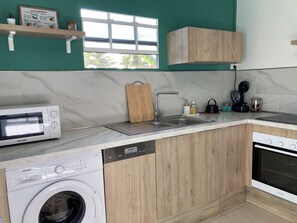 Fridge, microwave, oven, stovetop - Les Abymes House - Beach at 50m (Le Prêcheur)