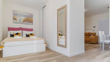 Estudio Deluxe, vista a la ciudad | Cortinas blackout, insonorización y tabla de planchar con plancha