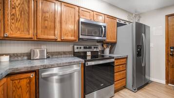 Réfrigérateur, four, lave-vaisselle, cafetiÚre/bouilloire