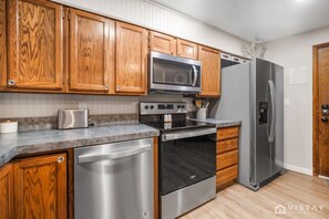 Fridge, oven, dishwasher, coffee/tea maker