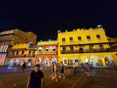 Beautiful, private villa close to everything!