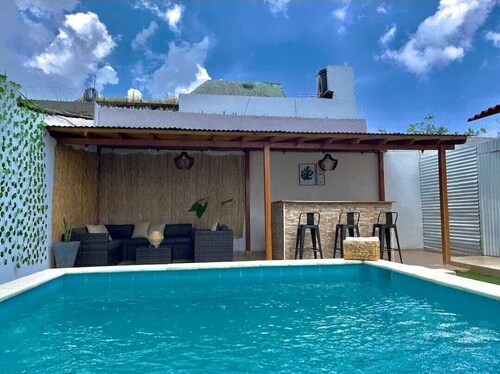 Beautiful, private villa close to everything!