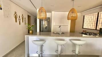 Microondas y placa de cocina