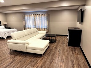 Habitación ejecutiva | Área de sala de estar | Televisión LED de 42 pulgadas con canales digitales 