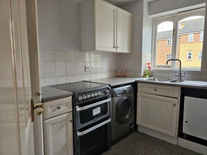 Mikroaaltouuni, uuni, liesi, astianpesukone