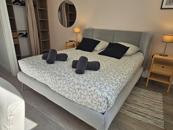 4 bedrooms, iron/ironing board, WiFi, bed sheets