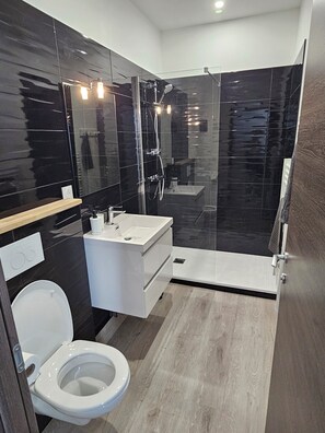 Douche, sĂšche-cheveux, serviettes fournies, papier toilette