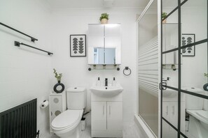 Departamento | Baño | Regadera y toallas 