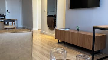 Quarto quádruplo superluxo, vista para a cidade | Área de estar | TV