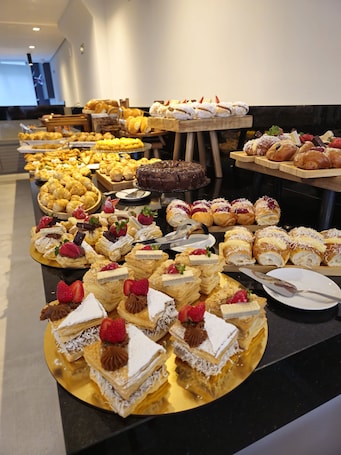 Free daily buffet breakfast . Bah Hotel