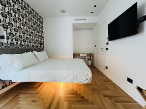 Habitación de diseñador, vista a la alberca | Ropa de cama de alta calidad, edredón y camas con efecto memoria