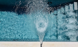 Piscina externa, espreguiçadeiras