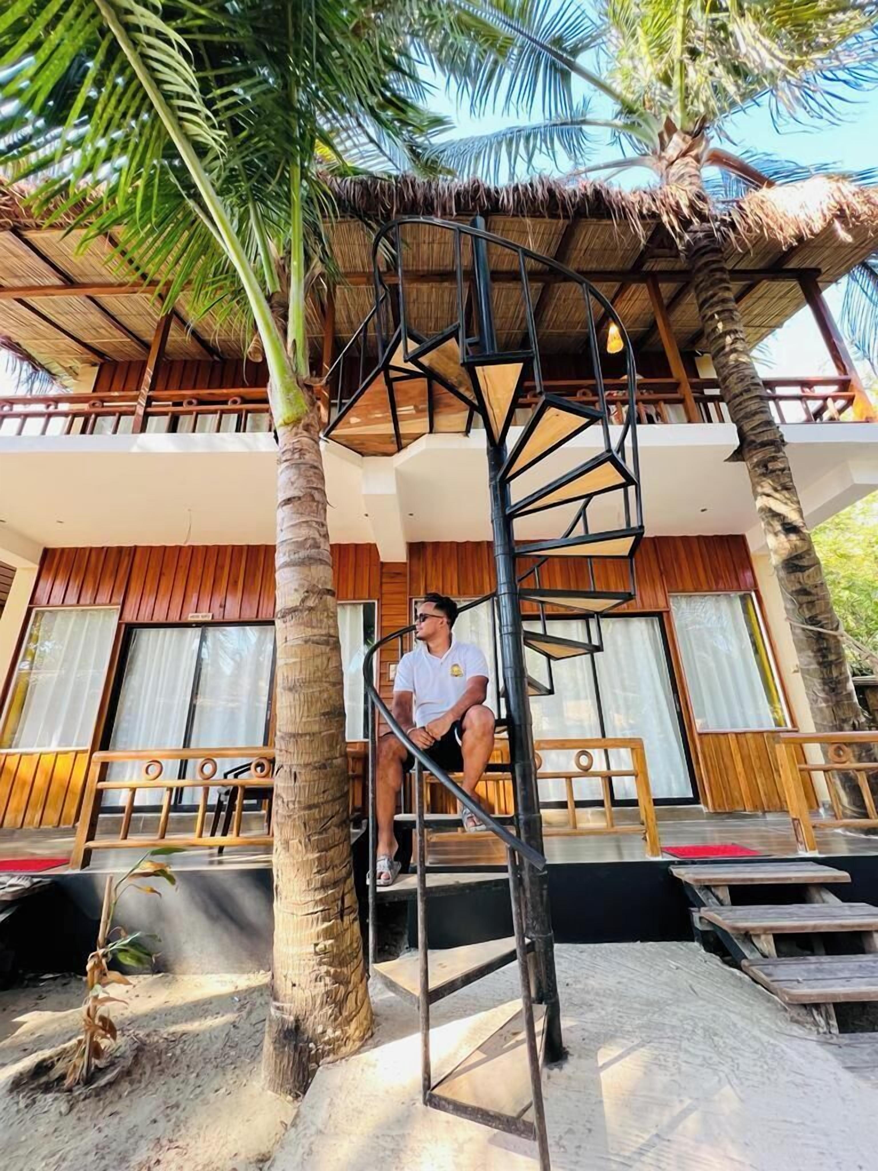 Een kluis op de kamer, een bureau, een strijkplank/strijkijzer