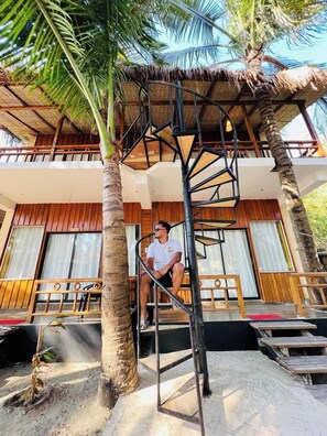 Caixa forta a l'habitació, escriptori i planxa i posts de planxar