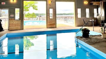 Alberca techada y alberca al aire libre