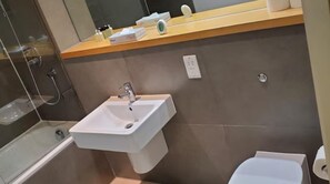 Appartement | Salle de bain | Ensemble baignoire-douche, baignoire profonde, séchoir à cheveux