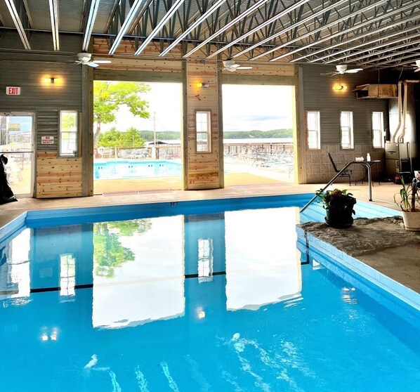 Innendørsbasseng og utendørsbasseng