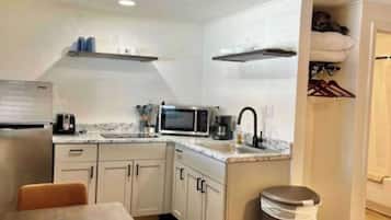 Refrigerador, microondas, parrilla de estufa y cafetera y tetera