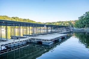 Marina - Alhonna Resort's 1 Bedroom Efficiency Unit 22 (Lake Ozark)