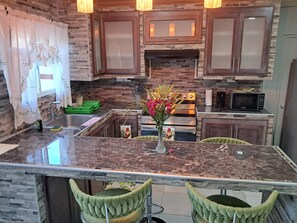 Geladeira, micro-ondas, fogão, cooktop