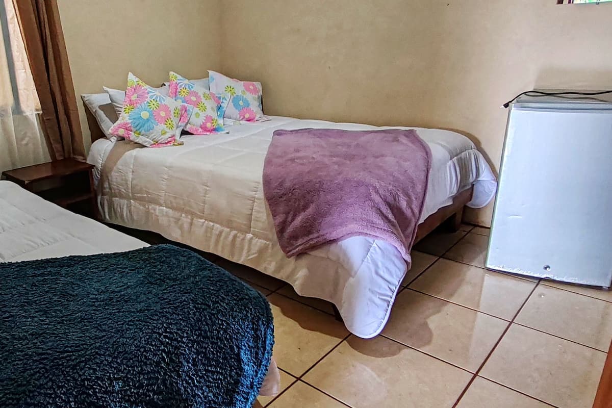 Habitación económica con 2 camas individuales | Tabla de planchar con plancha y wifi gratis