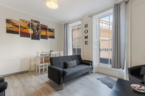 Spacious 4-Bedroom Oasis – Perfect for Groups & Families, Close to Tower Bridge!