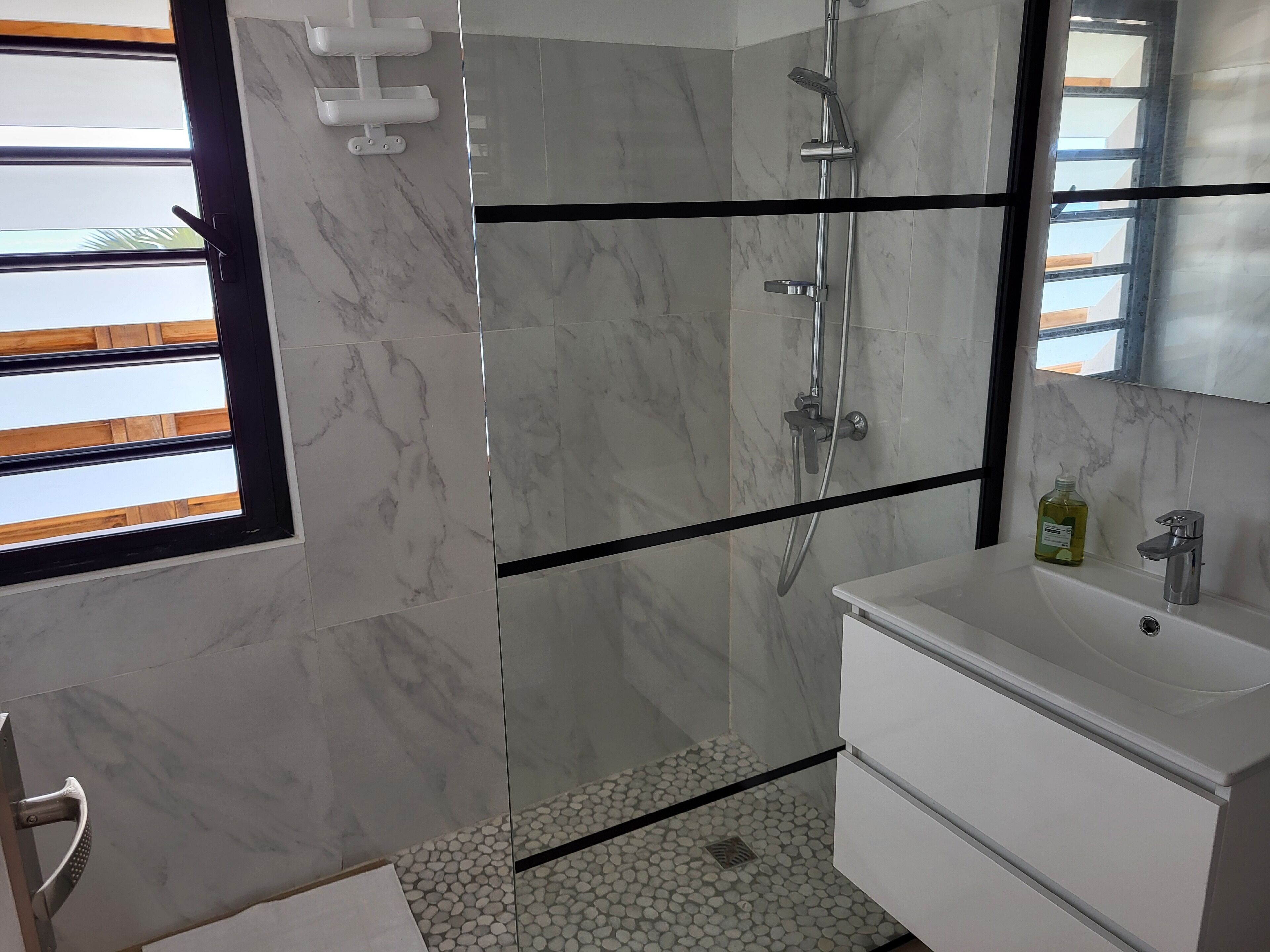 シャワー、ヘアドライヤー、タオル、石鹸