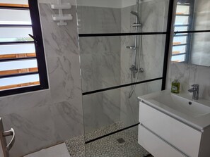 Chuveiro, secador de cabelo, toalhas de banho, sabonete