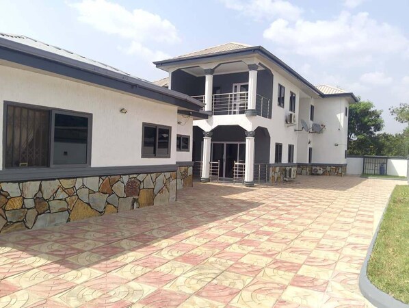 Apartment | Exterior - 3 Bed Flat - Sleeps 6 - Parking - Wifi (Adentan)