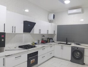 Apartment | Private kitchen | Fridge, microwave, oven, stovetop - 3 Bed Flat - Sleeps 6 - Parking - Wifi (Adentan)