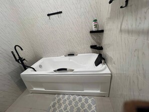 Apartment | Bathroom | Shower, deep soaking tub, free toiletries, towels - 3 Bed Flat - Sleeps 6 - Parking - Wifi (Adentan)
