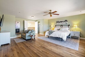 5 bedrooms, desk, iron/ironing board, WiFi