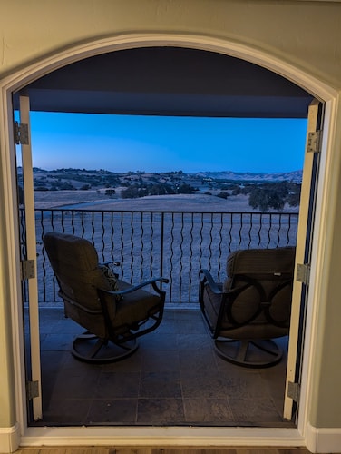 Whispering Oaks Manor-Pets Welcome, Spa, Game Room