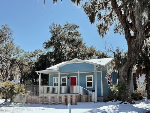 5 Minute Walk to Historic Waterfront. Pet Yes