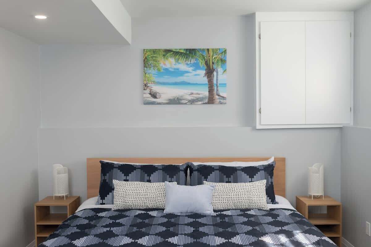 4 soverom, skrivebord, strykejern/-brett og reiseseng for barn