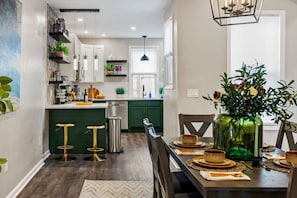 Dining - Chic Home With Large Private Yard - Easy Commutes, Pets OK, Parking (Pittsburgh)