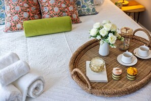 3 habitaciones, escritorio y tabla de planchar con plancha