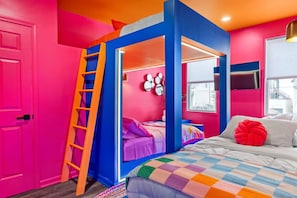 3 bedrooms, desk, iron/ironing board, travel cot - Chic Home With Large Private Yard - Easy Commutes, Pets OK, Parking (Pittsburgh)
