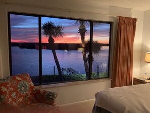 2 عدّة غرف نوم ومكواة/لوح كي وواي فاي وملاءات أسرّة