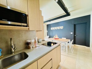 Full-sized fridge, microwave, stovetop, coffee/tea maker - THE BUOY (San Juan)