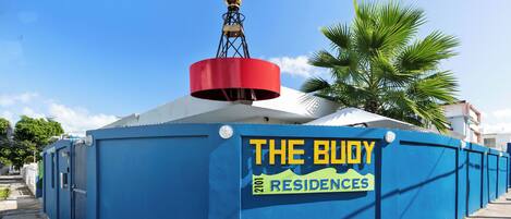 Vista frontal de la propiedad