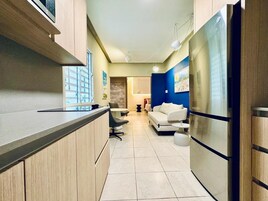 Ψυγείο κανονικού μεγέθους, φούρνος μικροκυμάτων, μαγειρικές εστίες