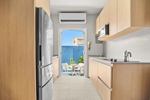 Tủ lạnh, lò vi sóng, bếp nấu, dụng cụ pha cà phê/trà